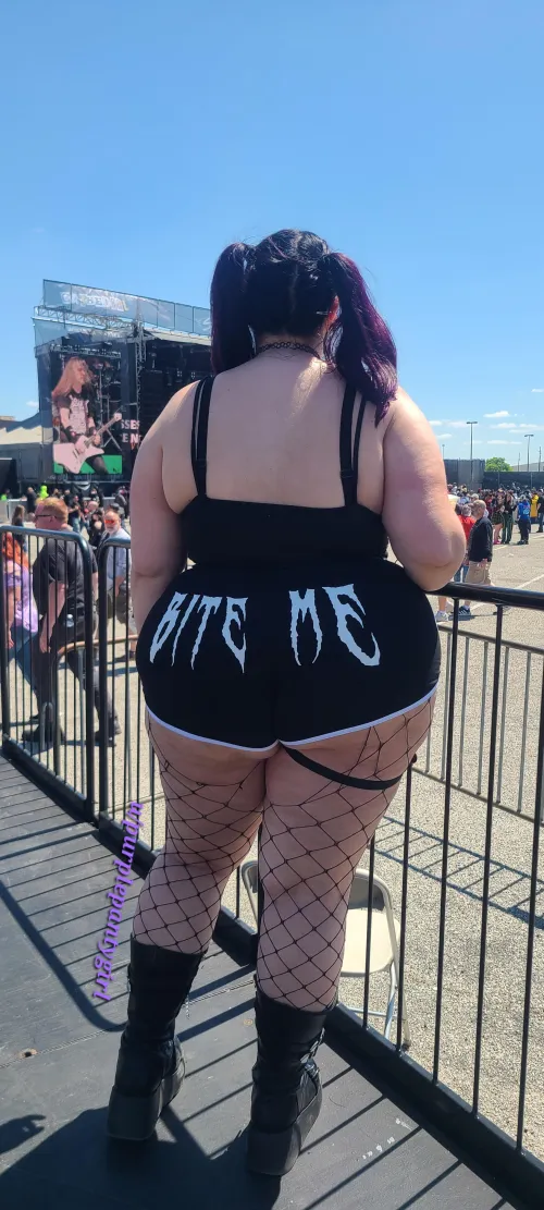 Find worth in the static 🖤