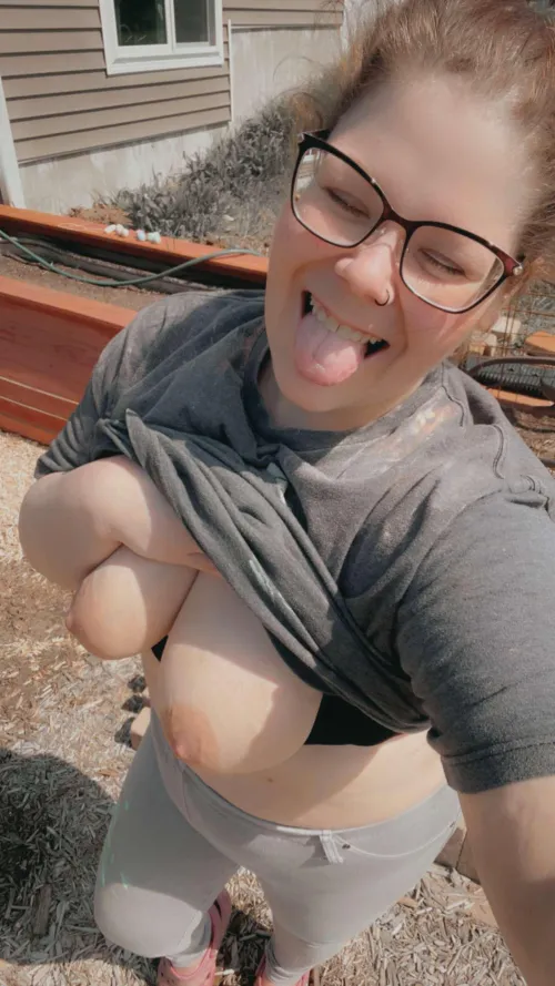 Landscapers take payment in titties right