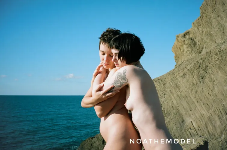 Posing with my friend Daisy and photographed by my friend Pepa