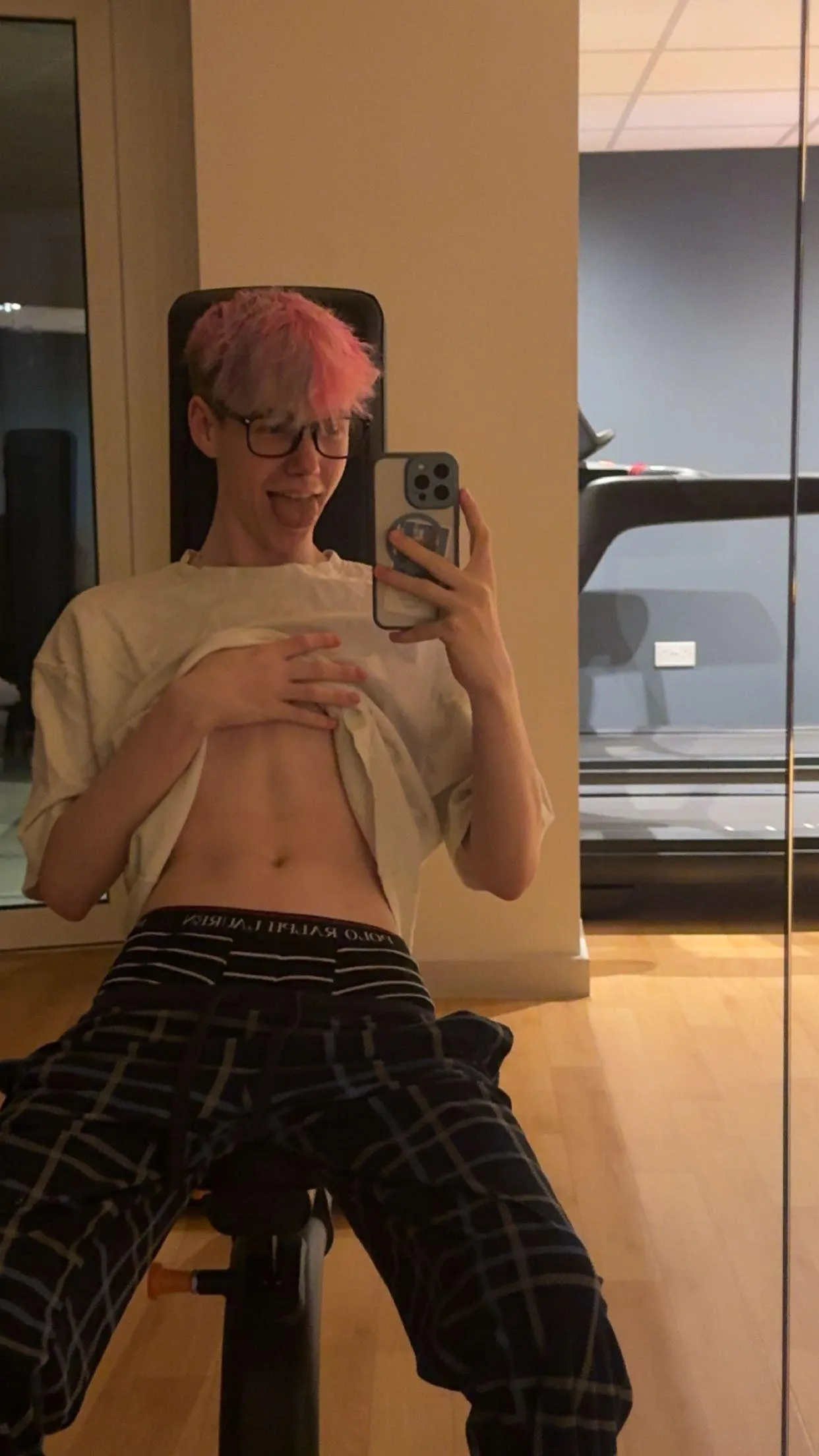 [18] Started Gym... How do I look... 💪🏋️‍♂️