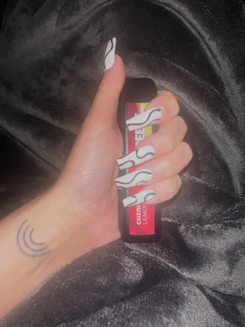 Did you notice I always hold it like that? (Yeah, I know you zoom in on the grip, perv 😜)