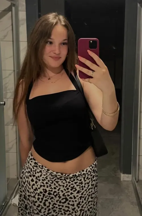 [F4A] I'd loooooooveeeee to play a innocent, easy to convince and clueless babysitter that has no idea how horny and dirty boys are.