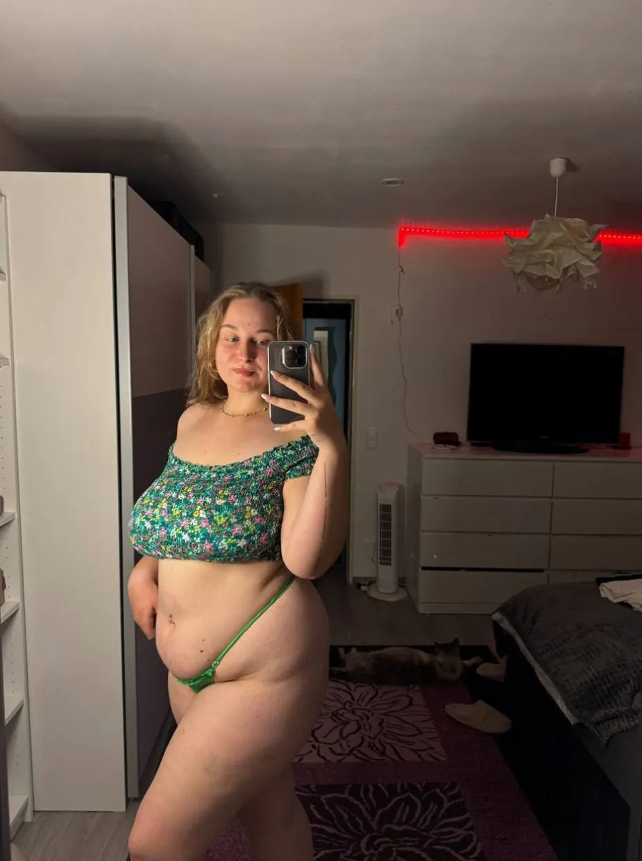 I think it needs more stuffing, I want it to reach the bed