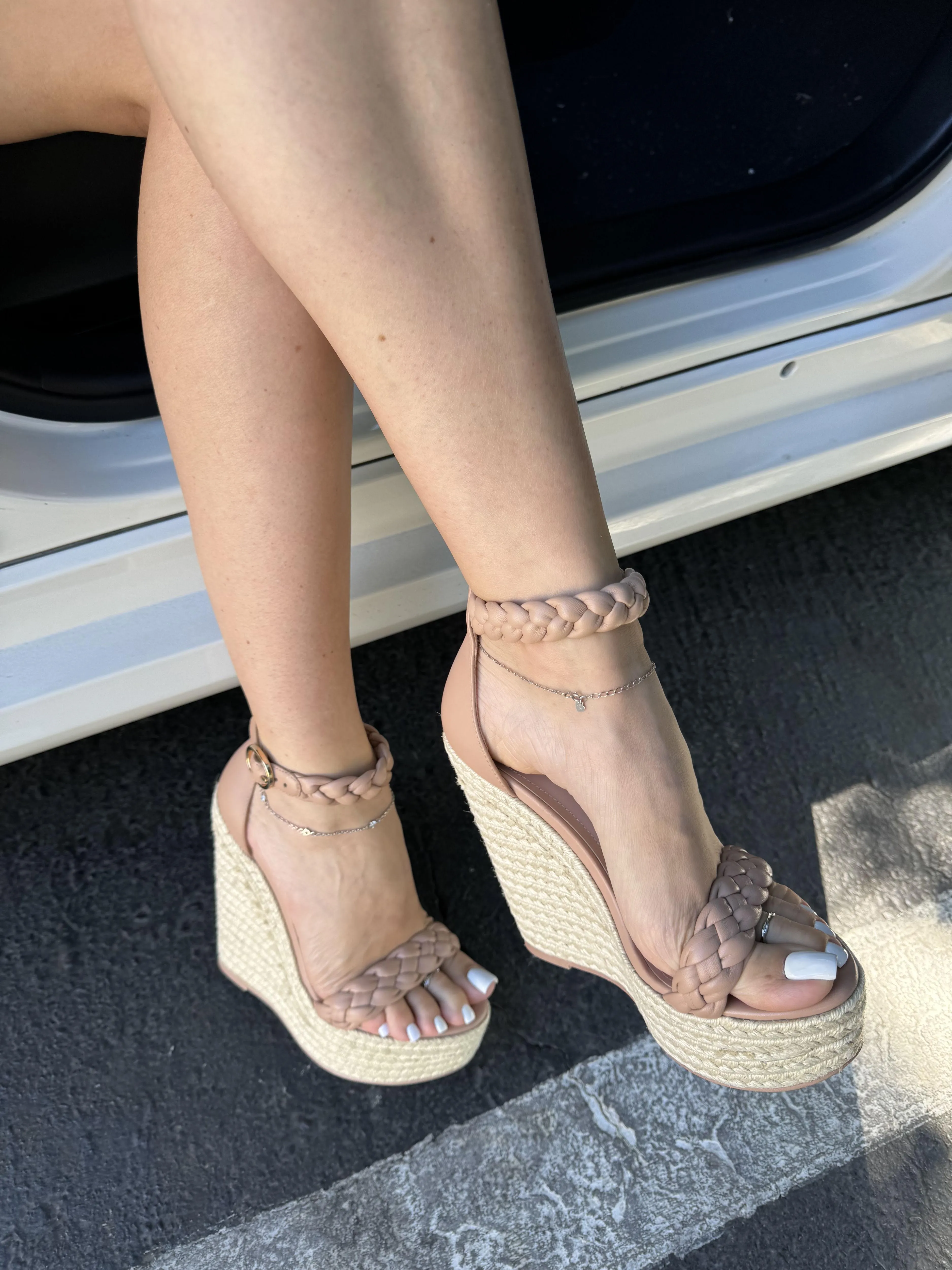 Take off my wedges 💋