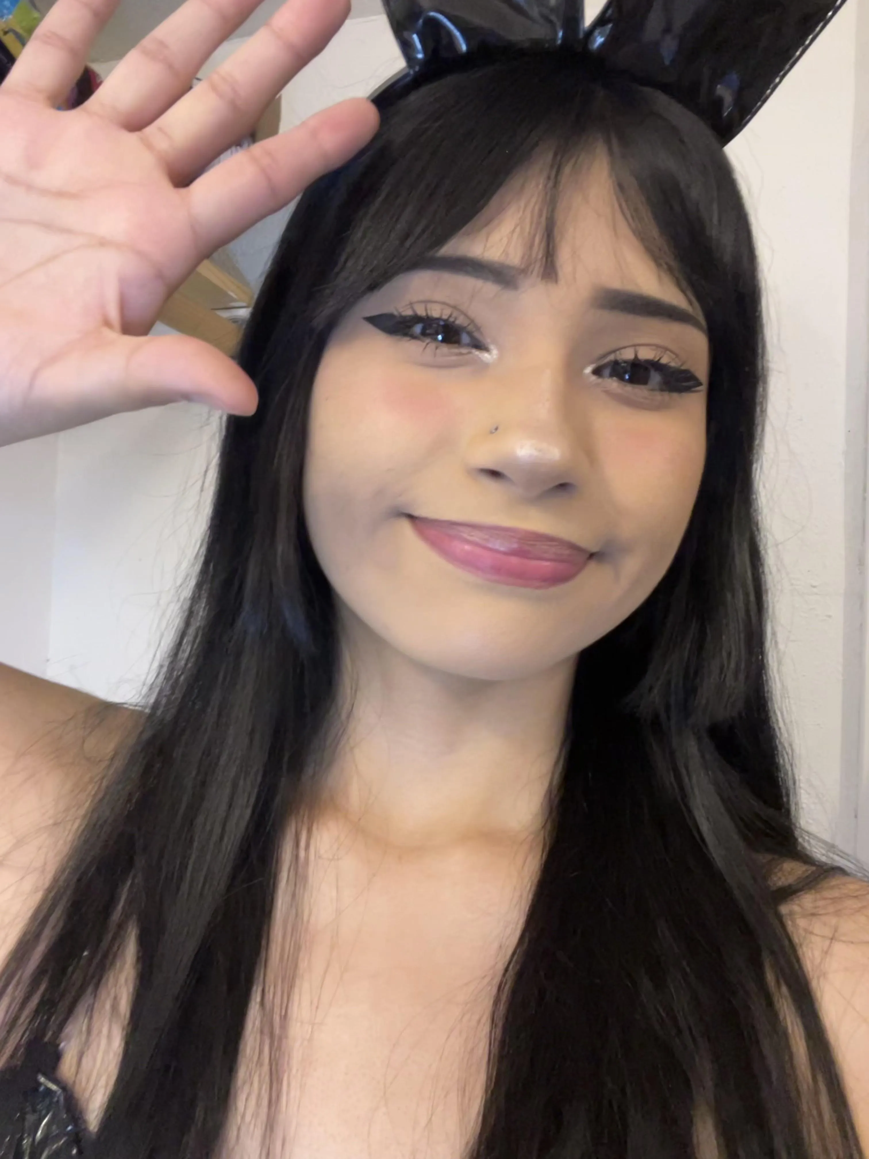 would u cheat and let me give u a handjob?