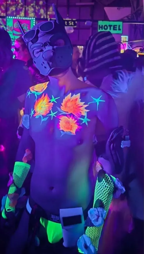 An old photo I took at a party during Halloween. Felt cute here, LOVE body paint☺️