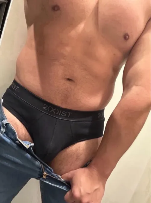 First time posting here. Any mature (40+) curious, straight, dl fella around Essendon?