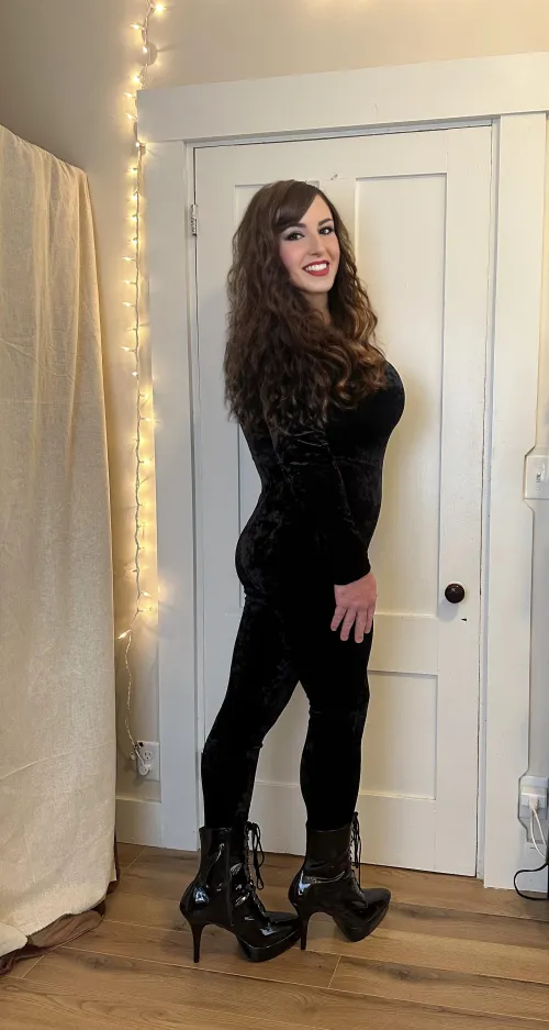 Giving off those CatWoman vibes 🖤