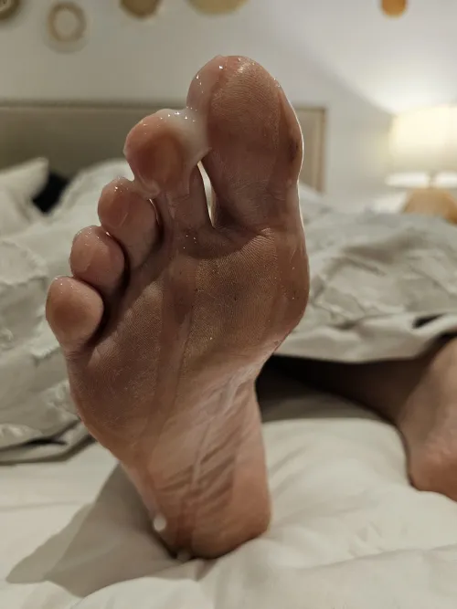 Lotion on my dirty 40yo MILF feet. Someone needs to service them while I suck a big cock