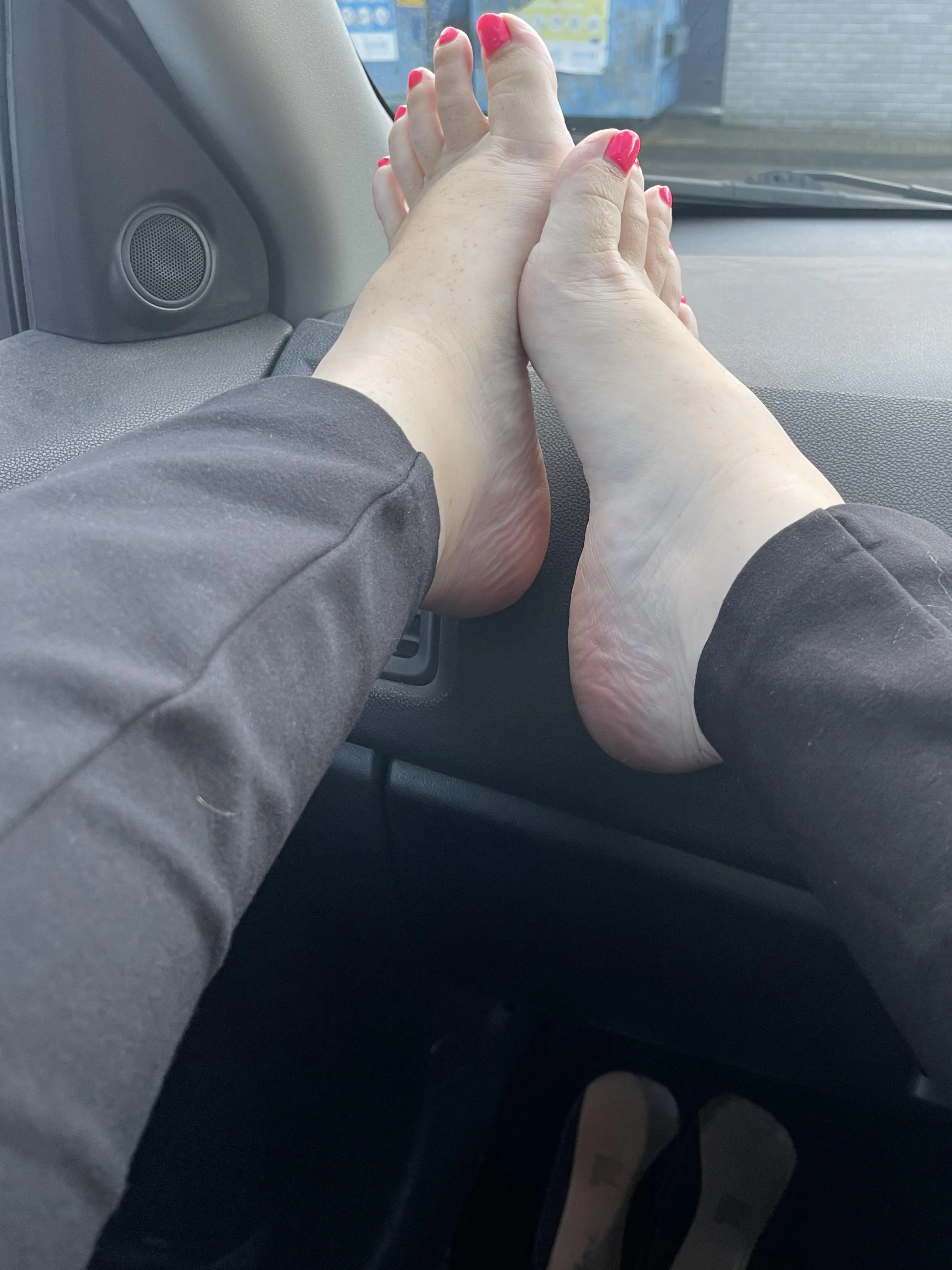 The guy in the car next to me doesn’t mind the view 😏