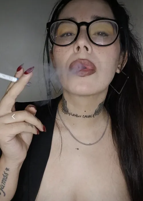 The smoke comes out very deliciously, do you like the way I like that brown color? What color do you prefer me to use? 🙈