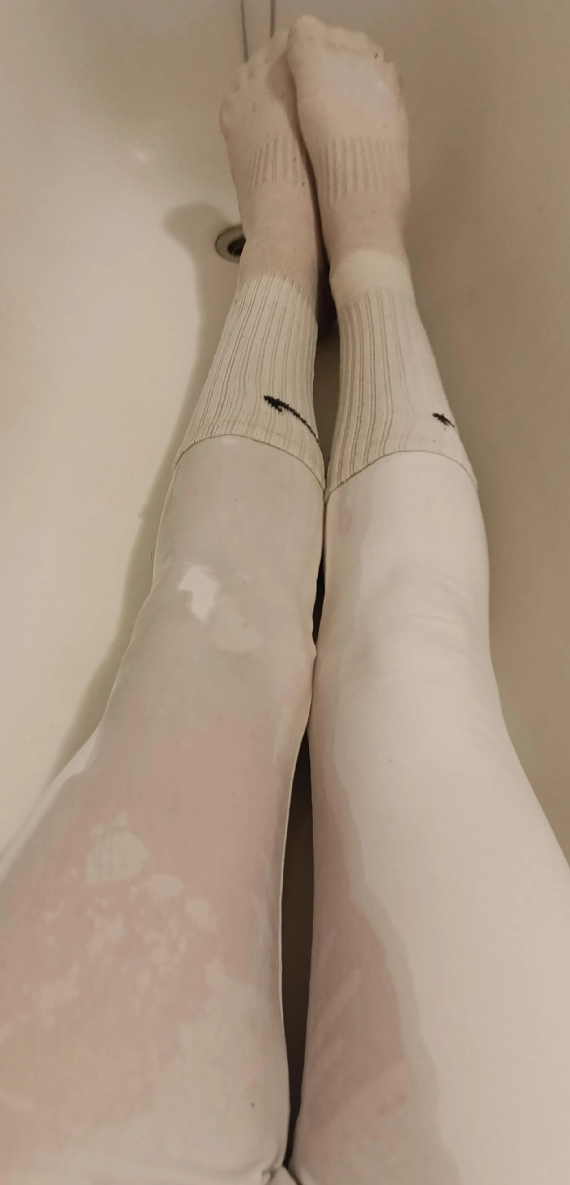 Wet leggings with wet socks🤭💦
