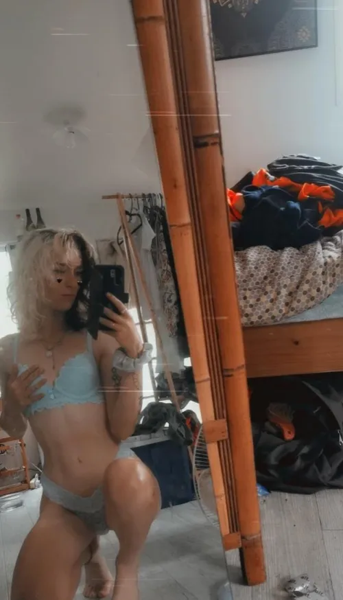 Young petite tradie lady with the clothes off 😜