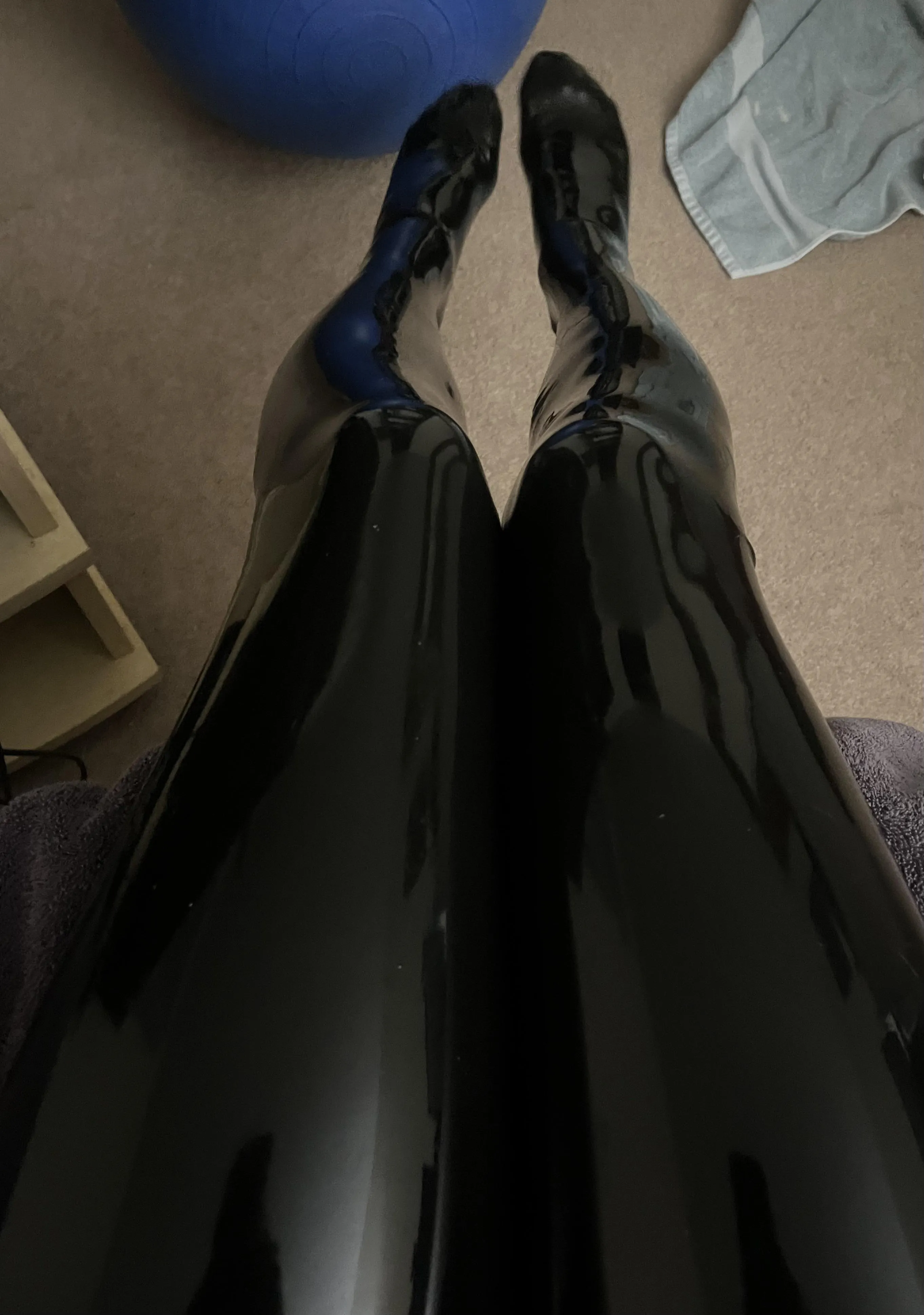 Shiny and slippery legs :3