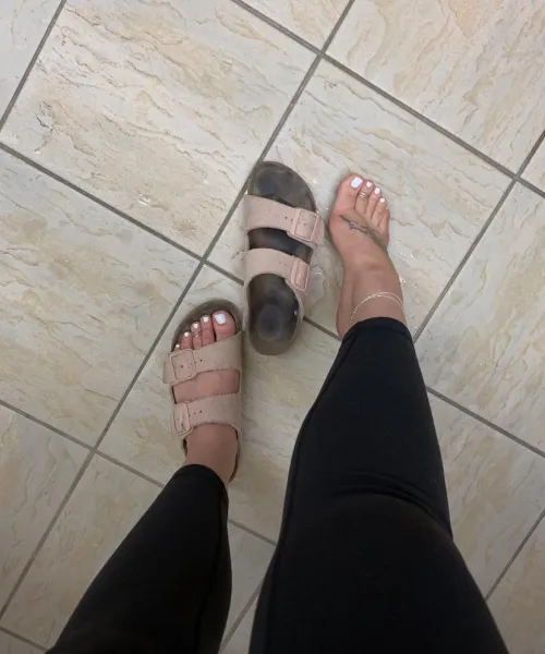 Foot jewelry in birks is a perfect combo. Do you agree?