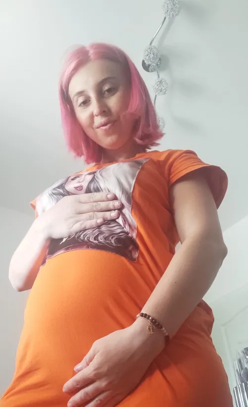 Hello ,I'm Ali's ! I do give many videos and photos if you can afford , text me if you want more about my sexy 4 months and half pregnancy!! I have many from my last too with twins :)))