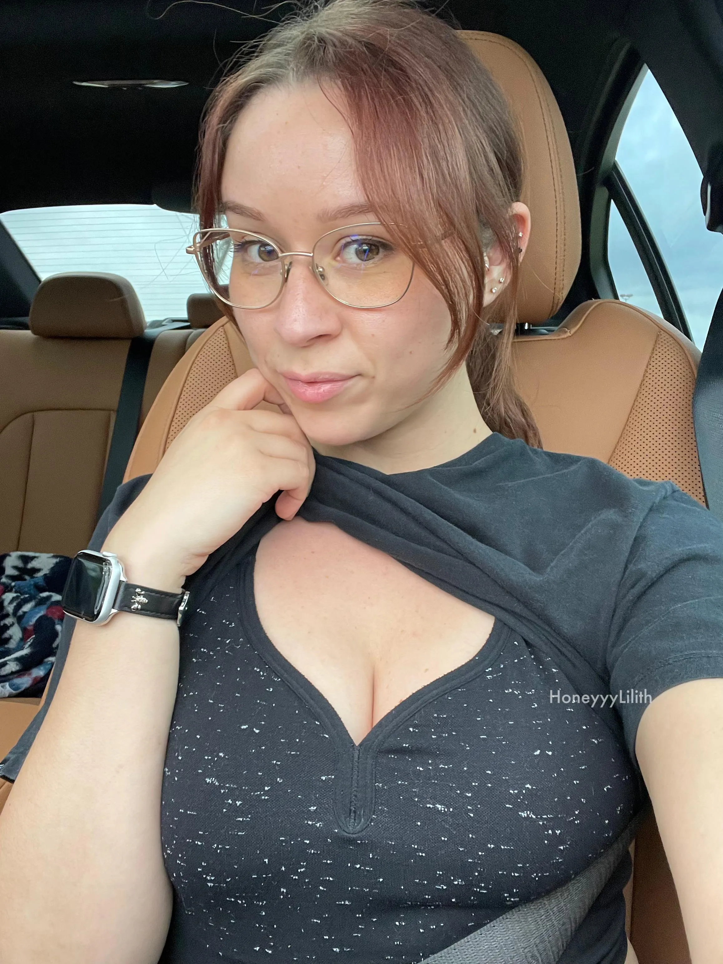 Your gym crush looks at you like this what do you do? 😳