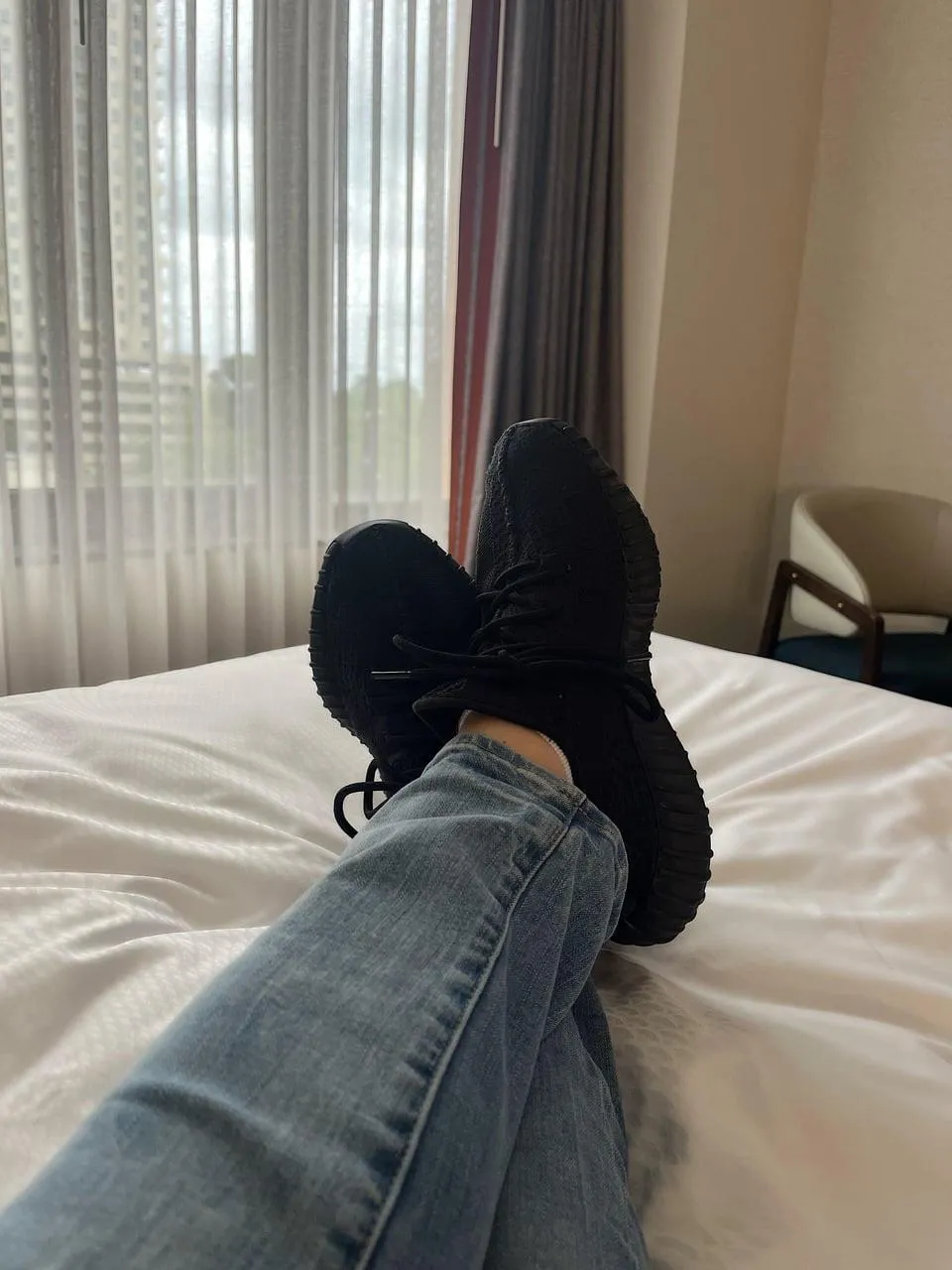 (29 M) size 8.5 US - I love showing off my Yeezys 😈