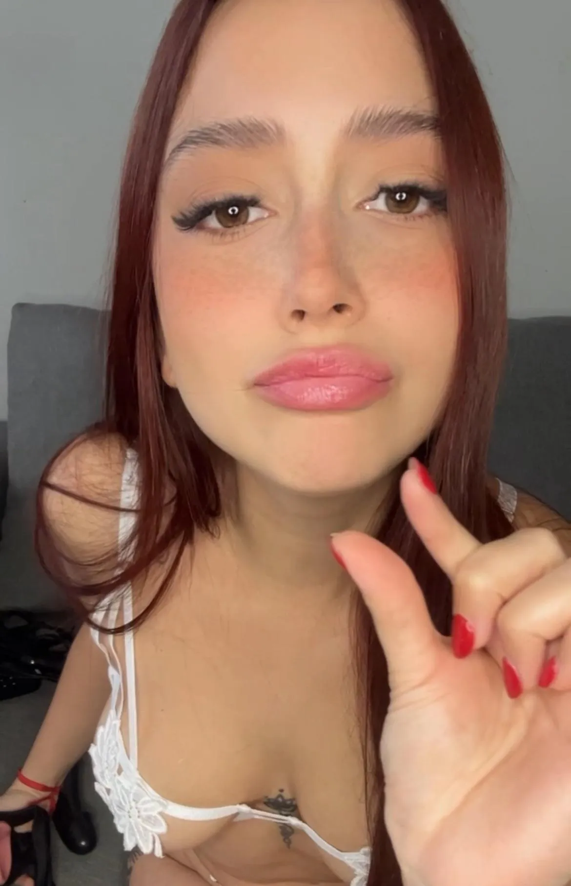 Aaaaawwwwwwww but what a little thing! I almost don’t see it, you had it very hidden! Is he not supposed to give me tenderness? Oh, it looks like a little toy, I want it as a keychain!