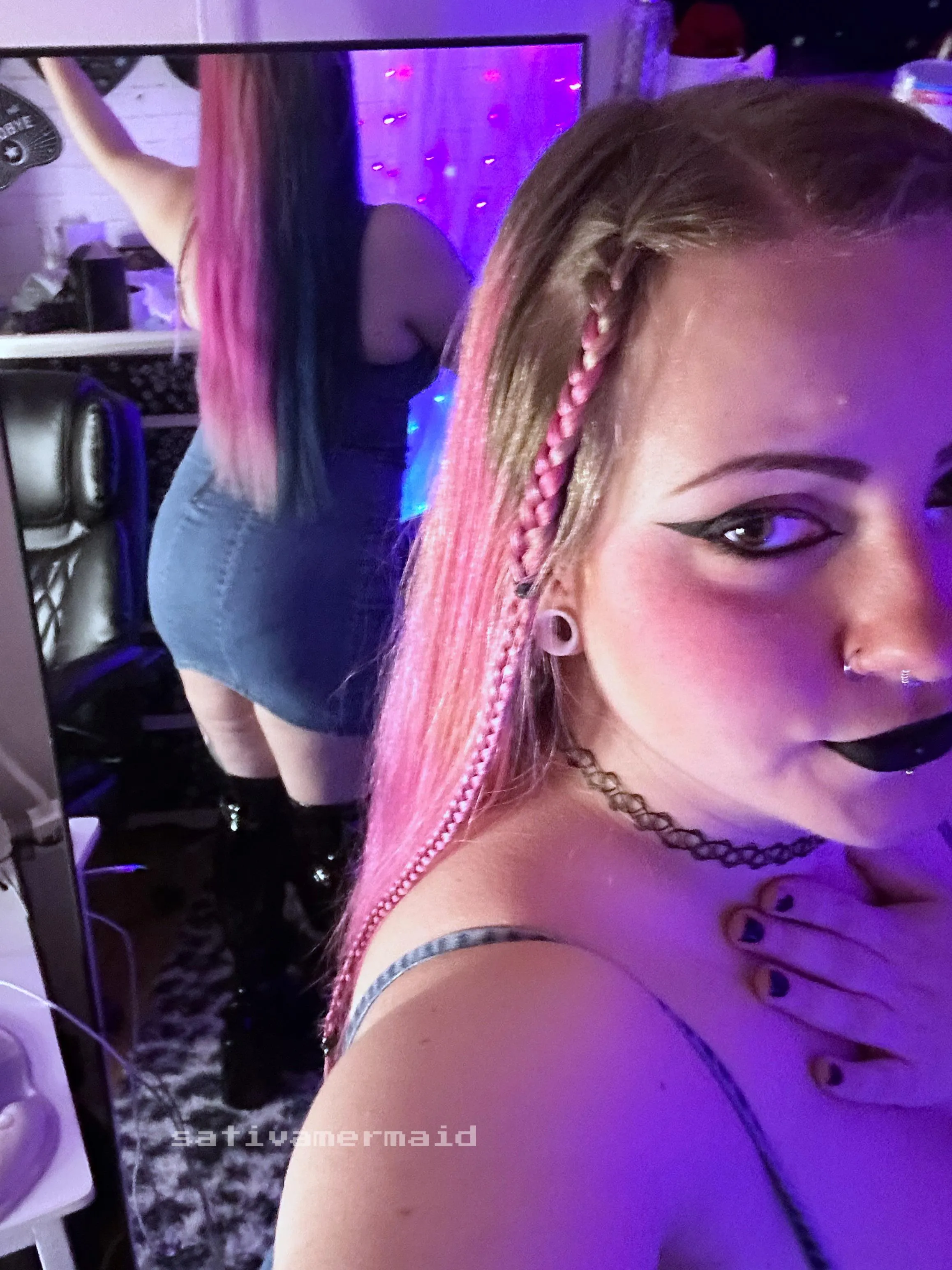 I never fail to make your loser gooner brain vacant of all thoughts except worshipping my immaculate beauty & making me even more of a spoiled brat. 💘