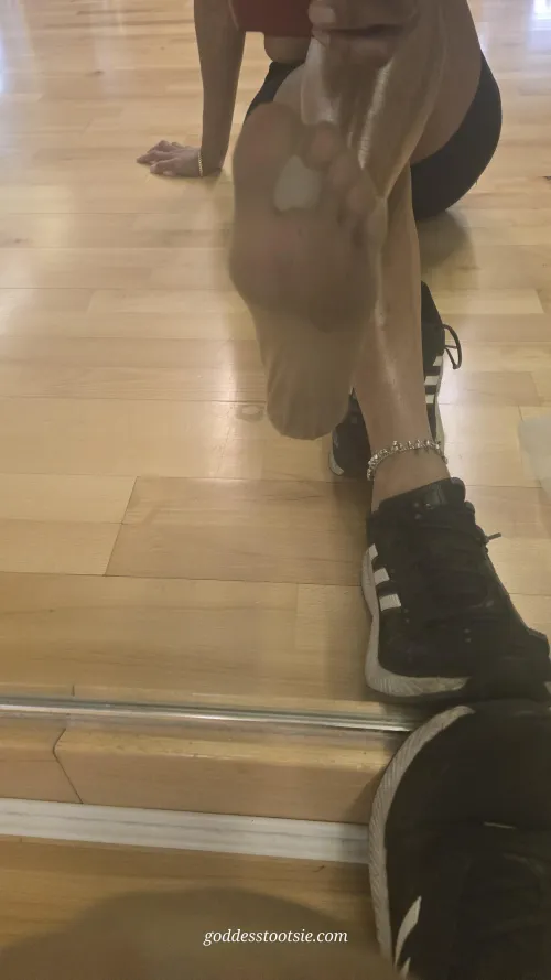 It’s the hottest day of the year… and my feet are extra steamy, sweaty, and ripe. One in-person session slot just opened for today only. Who’s desperate enough to sniff this heat in real life? DM to claim it now before it’s gone.