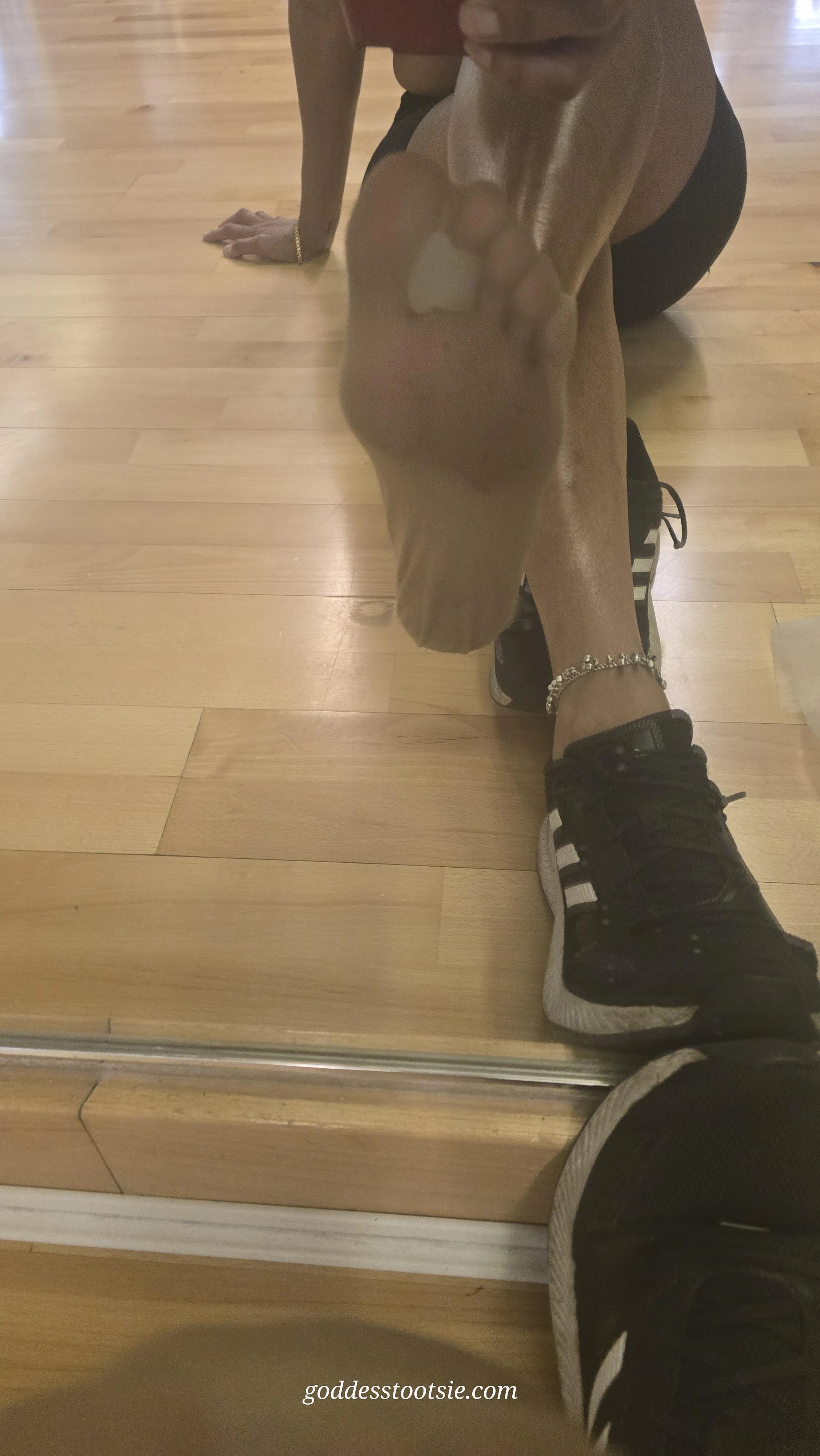 It’s the hottest day of the year… and my feet are extra steamy, sweaty, and ripe. One in-person session slot just opened for today only. Who’s desperate enough to sniff this heat in real life? DM to claim it now before it’s gone.