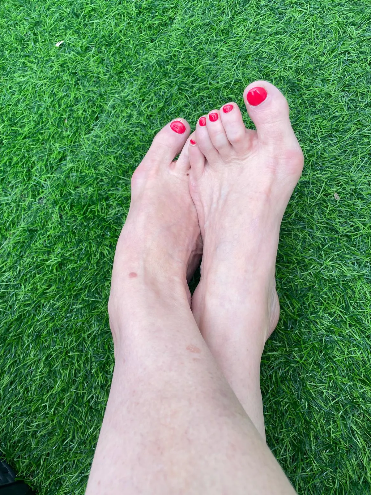 Qui veut masser ces petits pieds si jolis ? (Elle adore ça !)