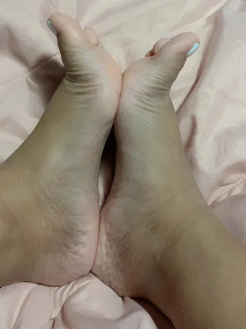 What a nice gap in between my tiny wrinkly latina feet. What are you doing to it