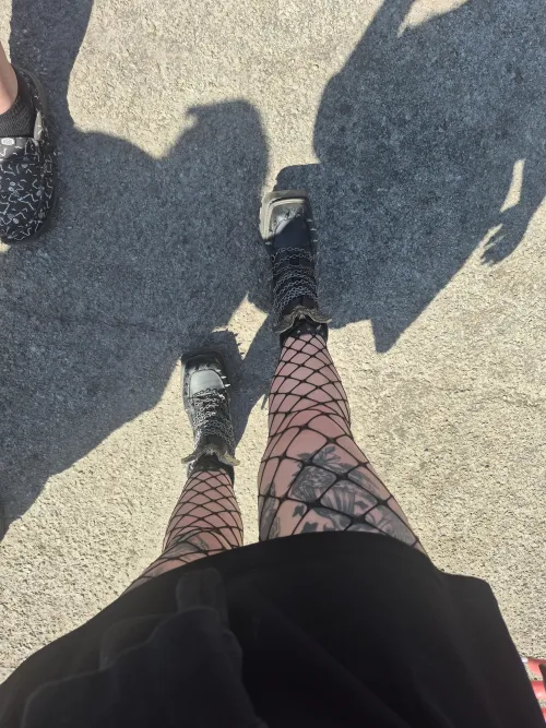 Let Momma step on you with her dirty Demonias 👣🦇