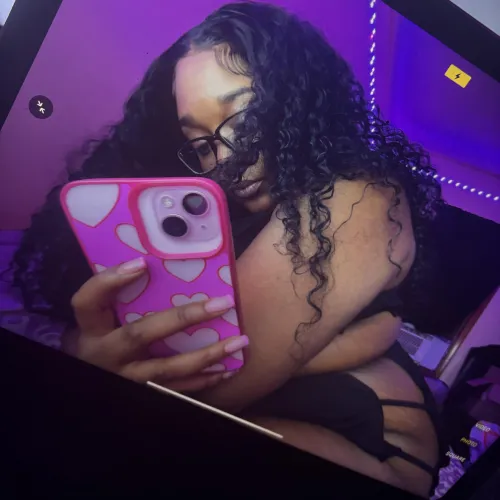 working hard all week, just to get home and hand over everything to a girl who truly uses you like a toy. how pathetic! 🤭 keep sending tho.