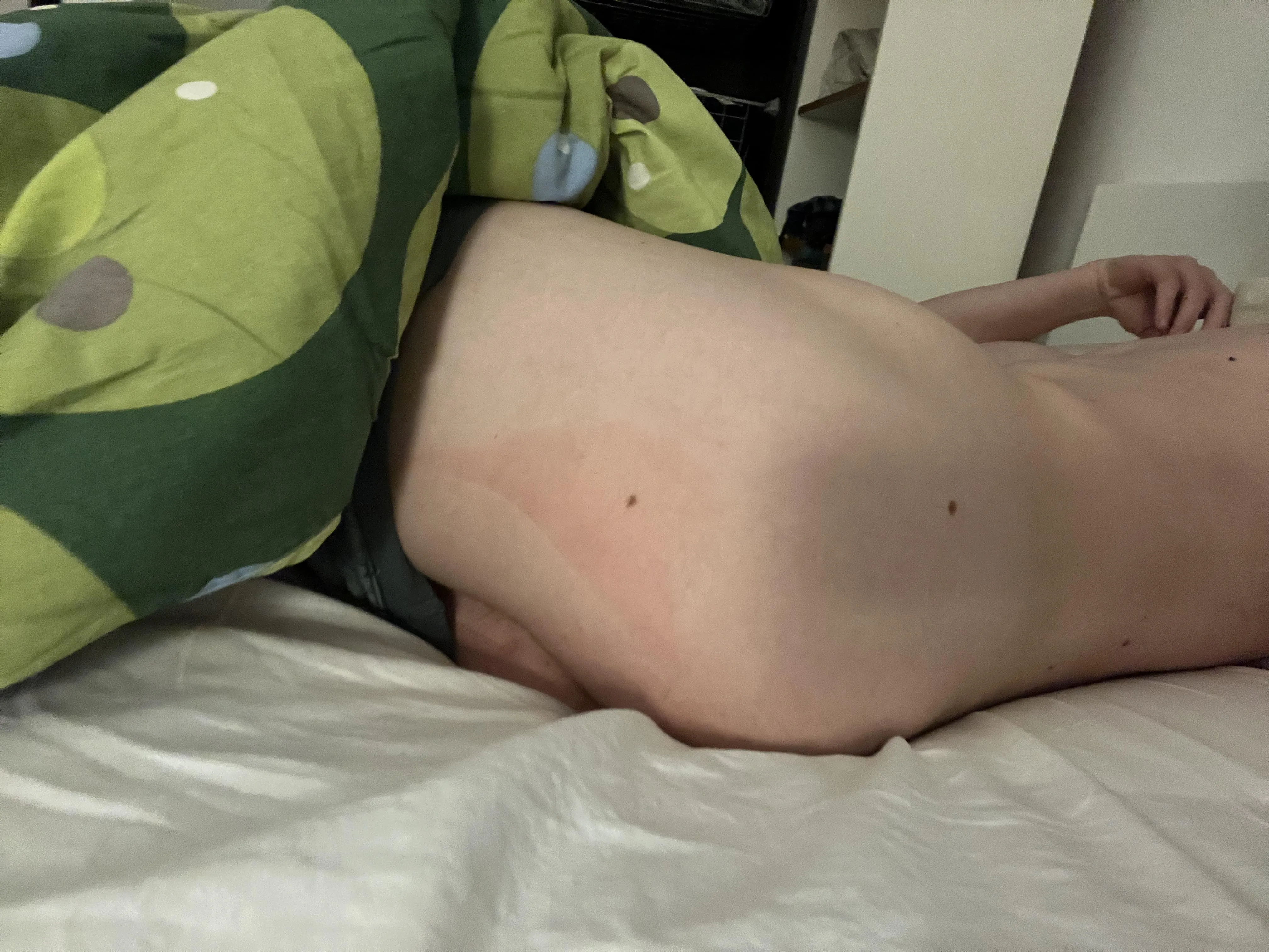 [19] Wanna join me in bed, handsome~ ?