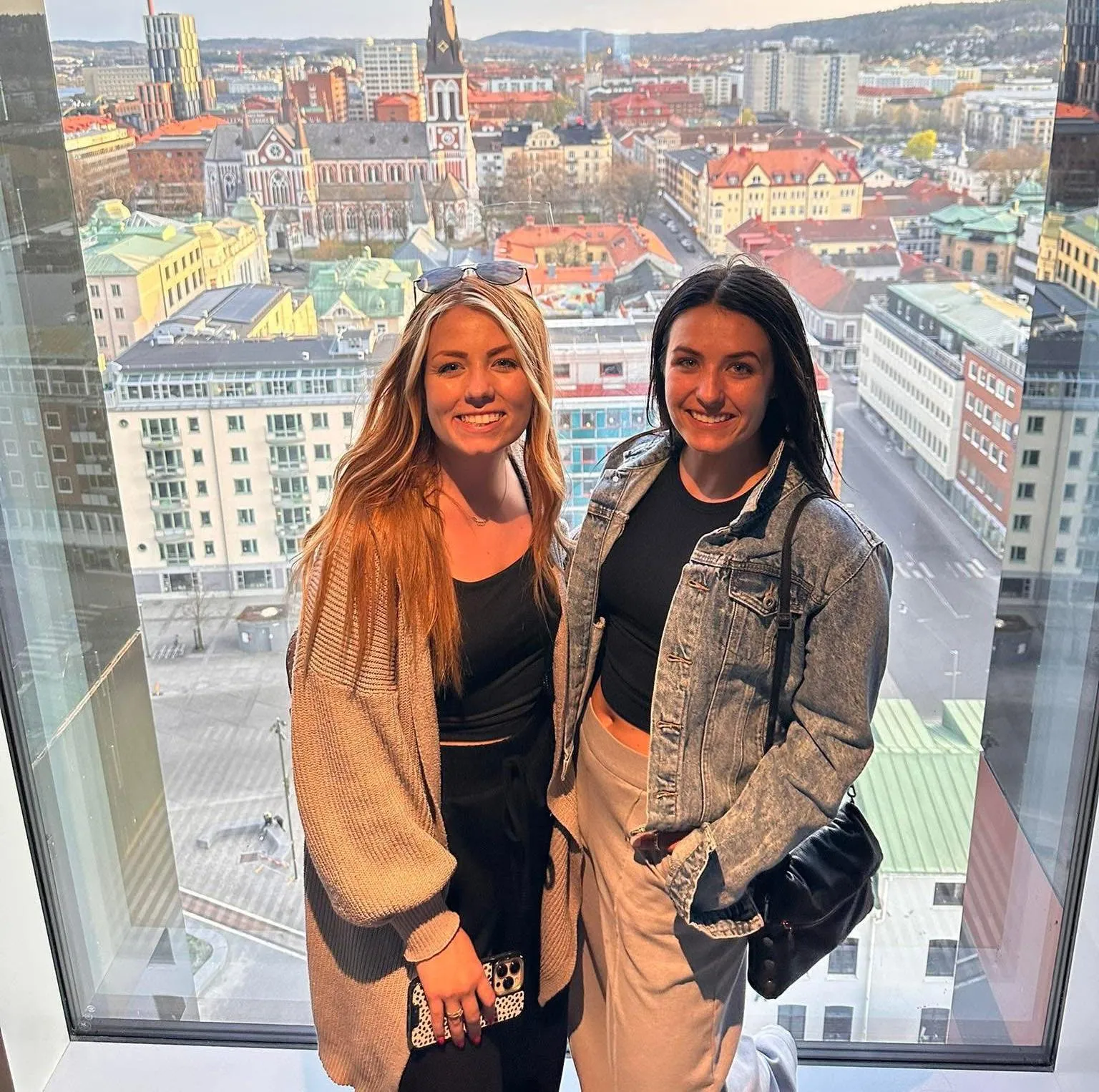 Alex and Megan- hotties!