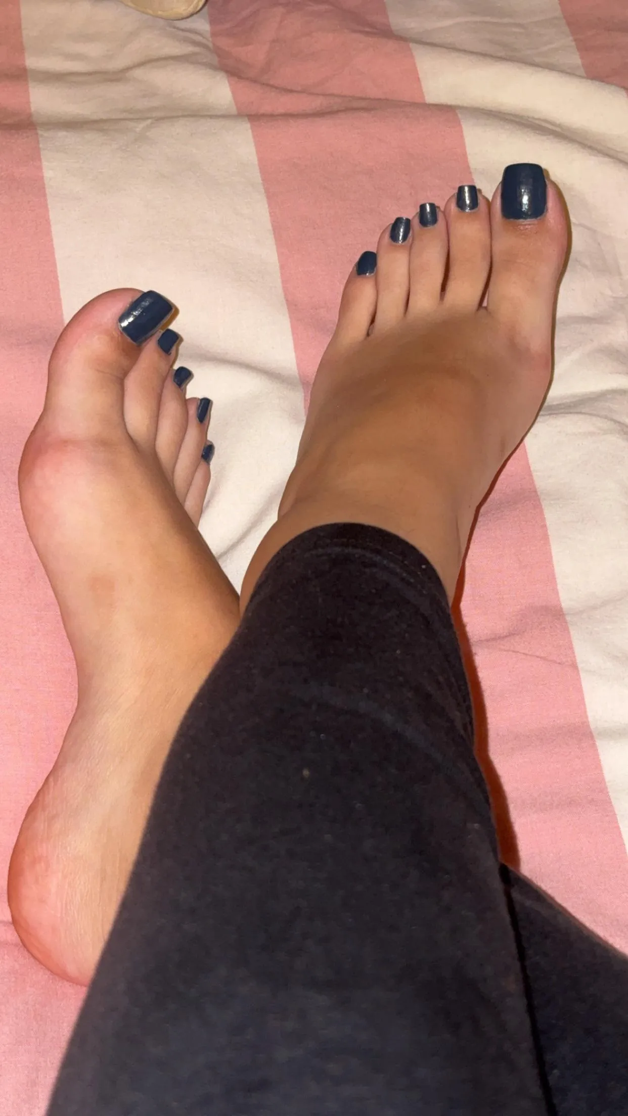 Dark blue for the first time 🦶🏻👣👅