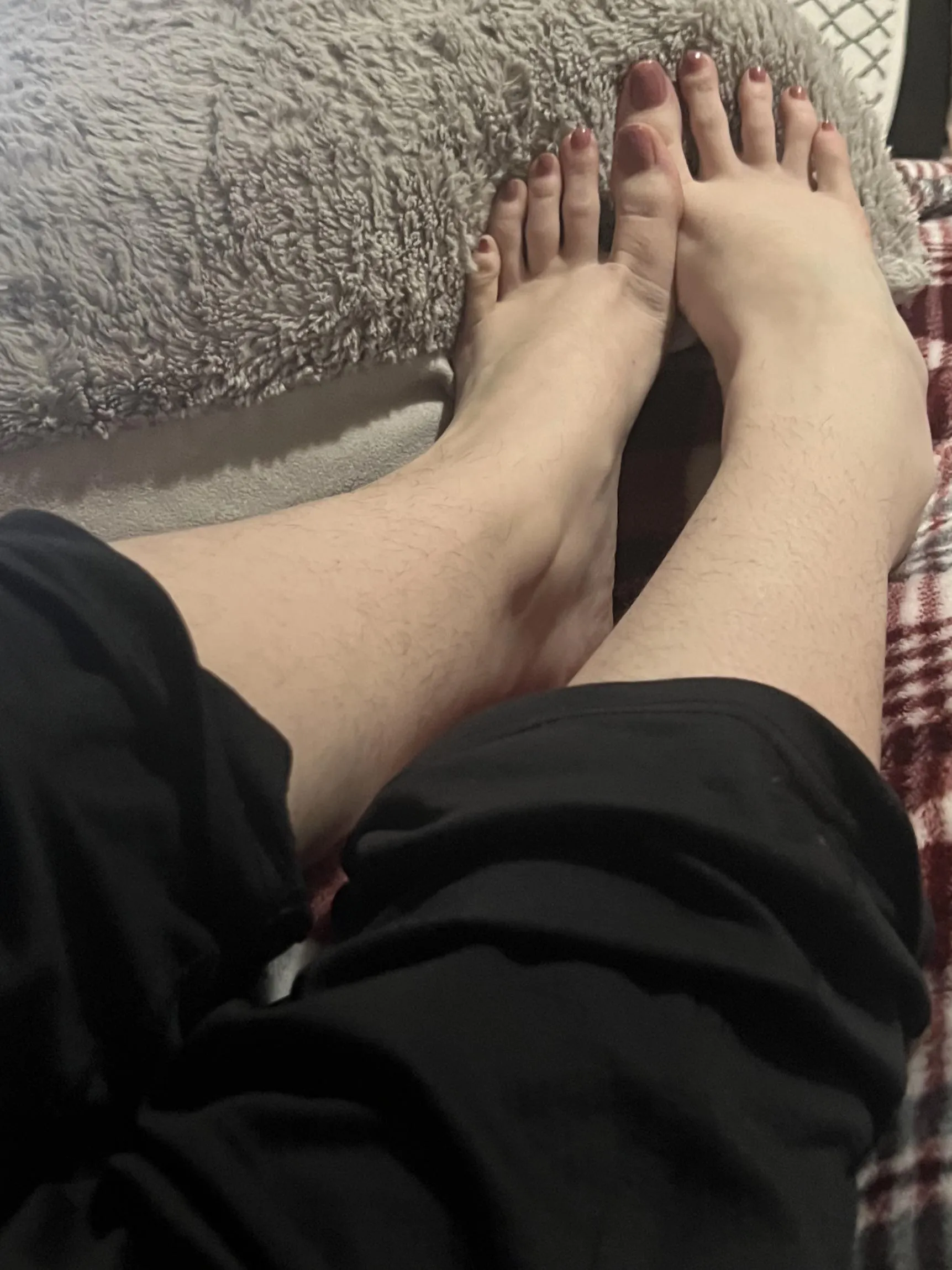 i think my long toes are cute, do you think so too?🥺