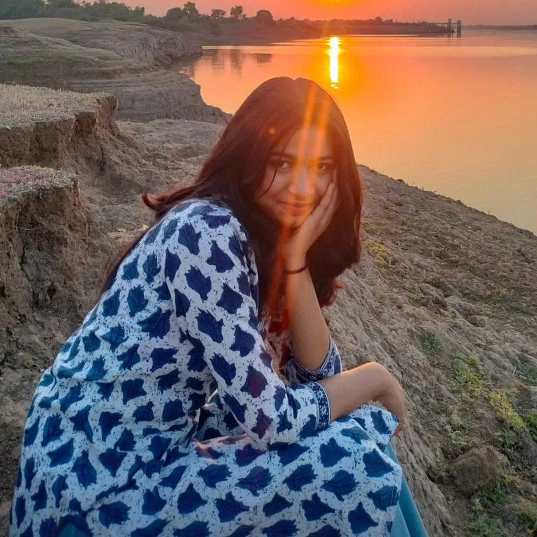 Just an indian average girl , dm me anything ;)