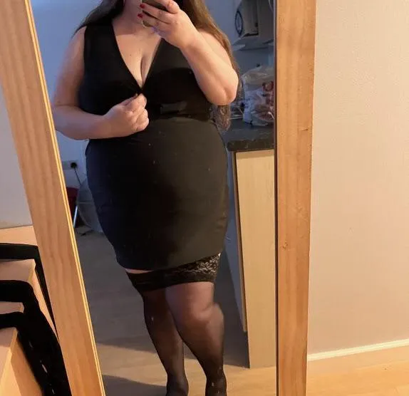 The bigger that belly gets the higher that skirt rises .