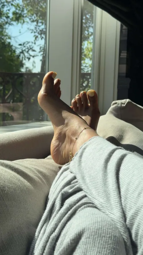 Yellow on the toes ☀️