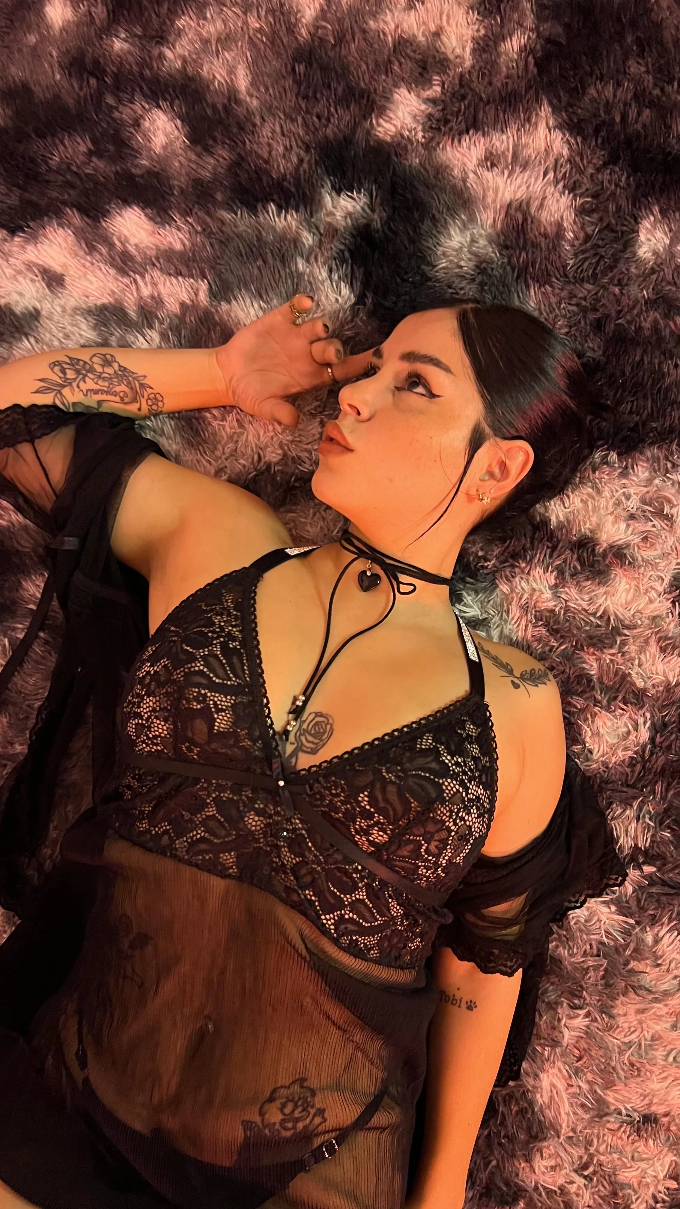 Είμαι ακόμα ξαπλωμένη και σε περιμένω