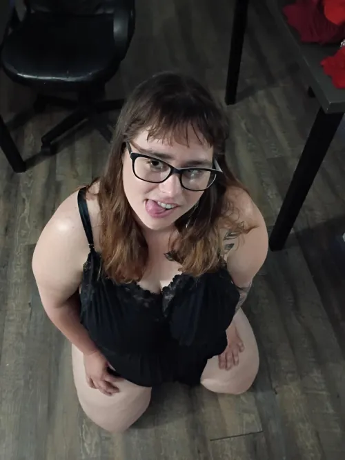 Horny MILF needs 3sum before summer break! Lookin for Tonight!!