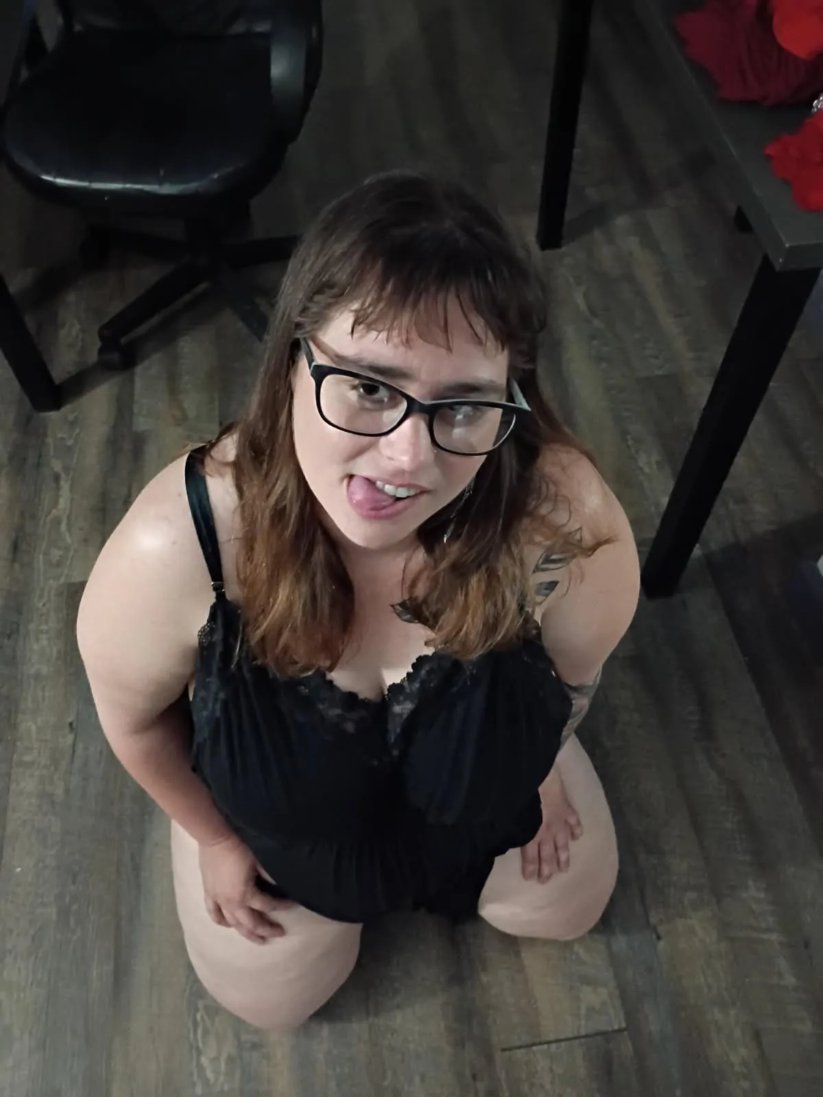 Horny MILF needs 3sum before summer break! Lookin for Tonight!!