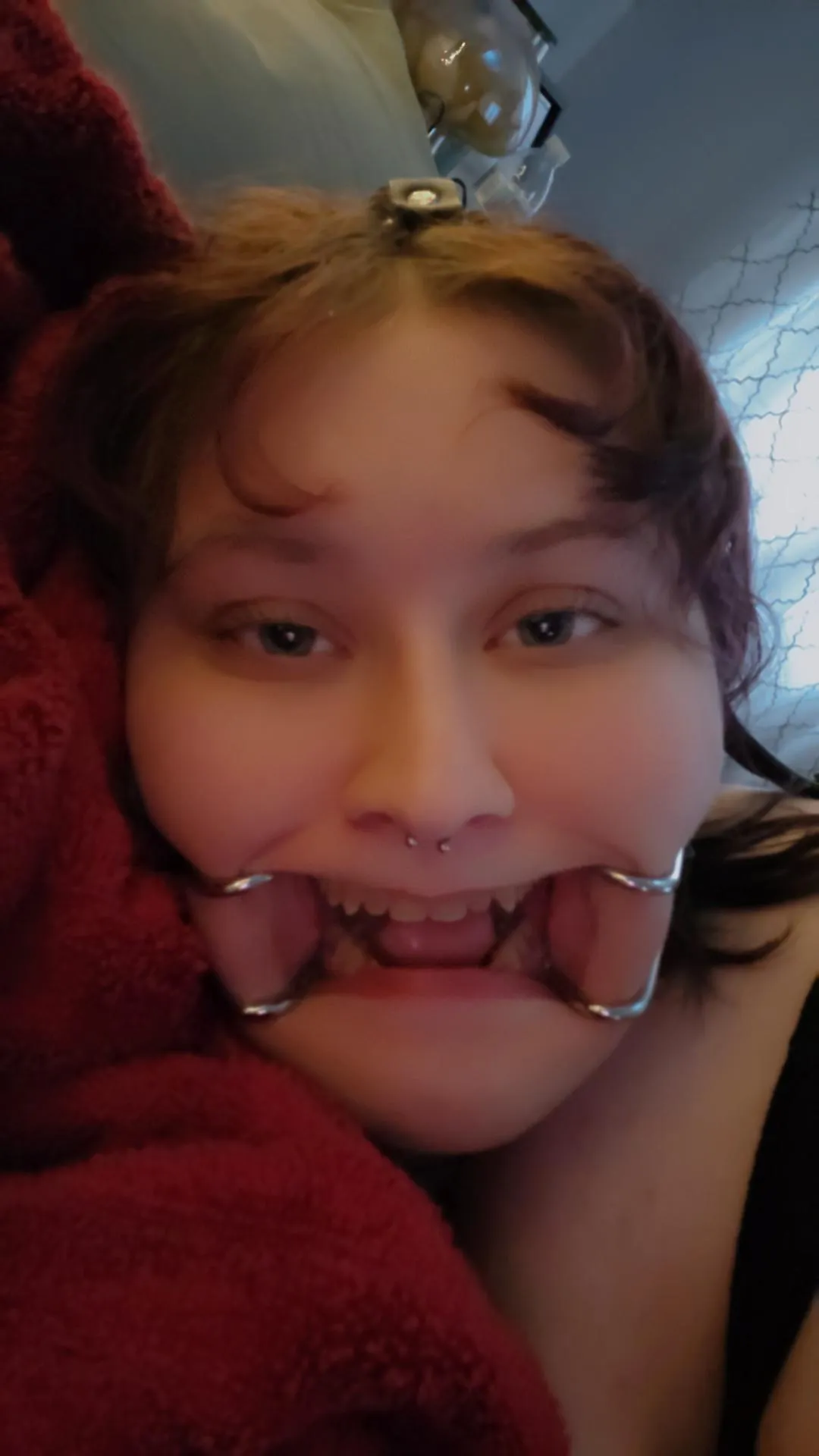 Horny sluts lay with their mouths spread open wide 😏