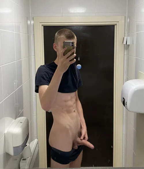 (18) Do my abs turn you on?