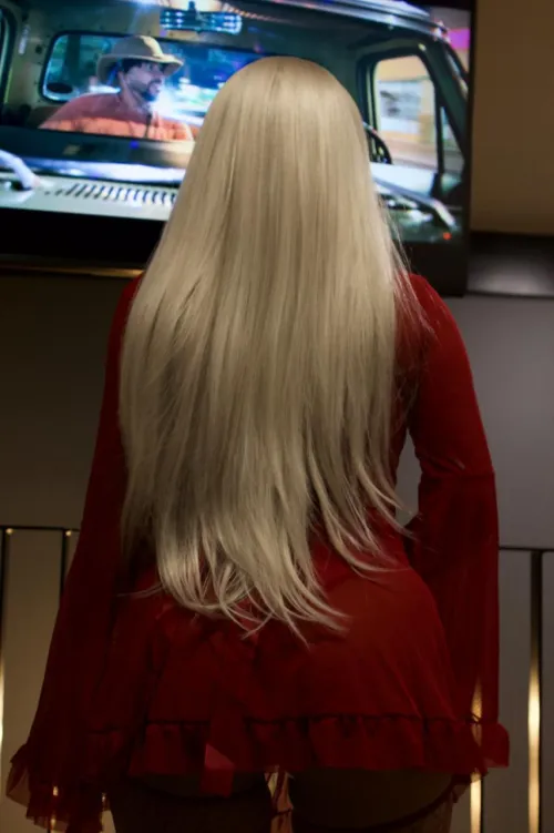 Be honest… if you were behind me, what would you do first to this petite little Latina? 😈🍑