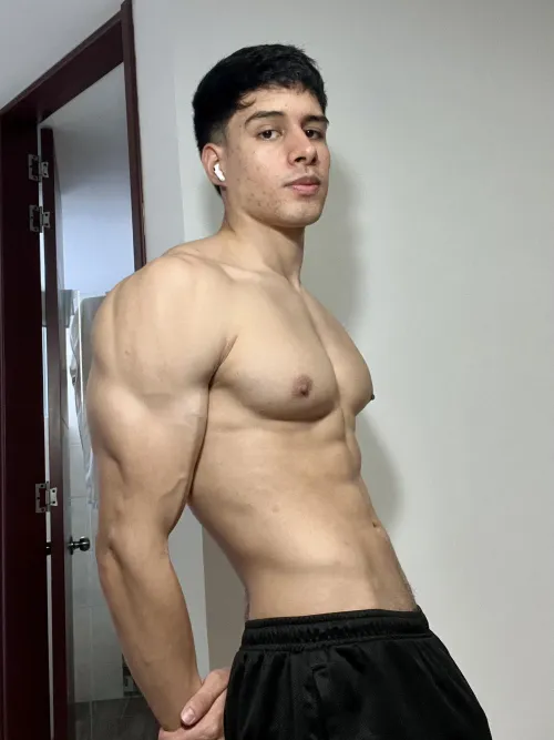 Gonna take my money with my huge arms