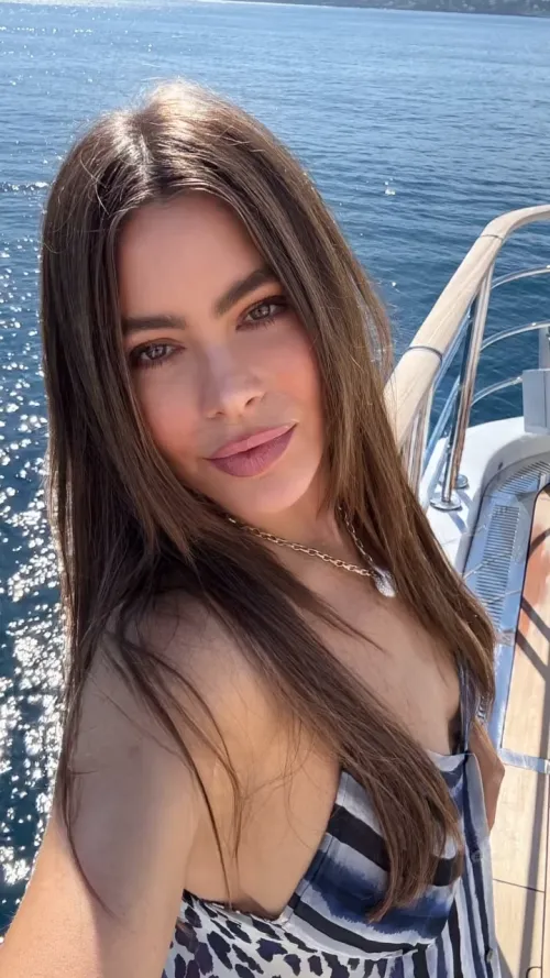 Its amazing how her big tits just hang there! so hot! And she knows it!