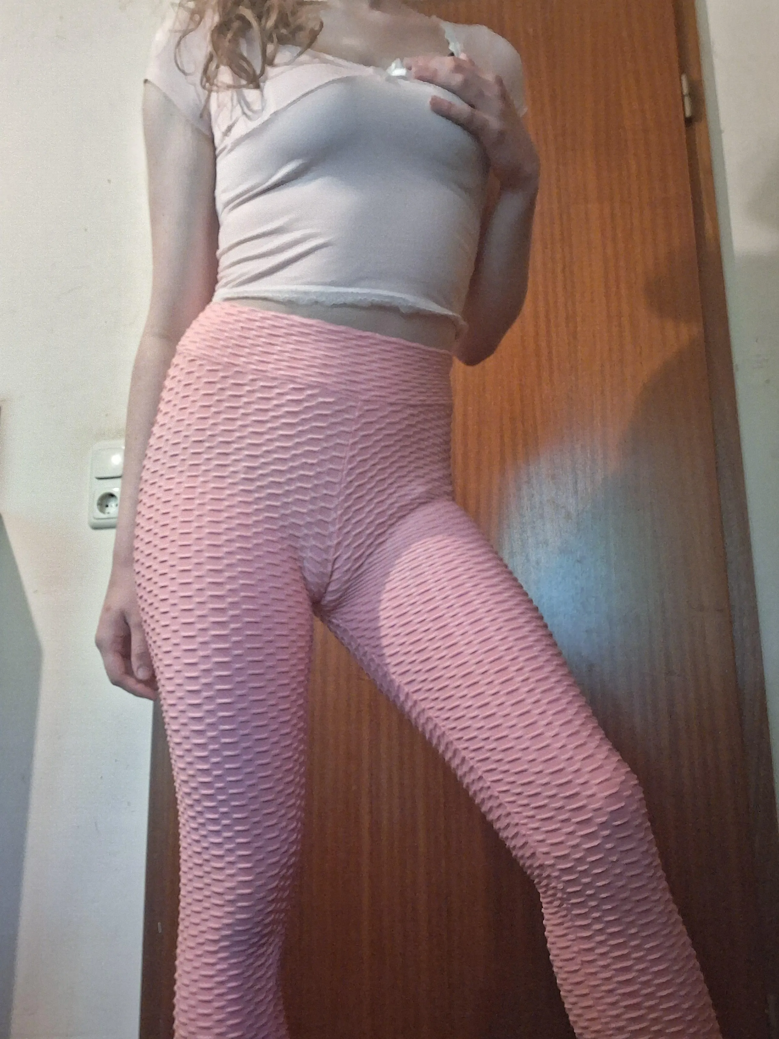 Love the way my camel toe looks in these yoga pants😍😘