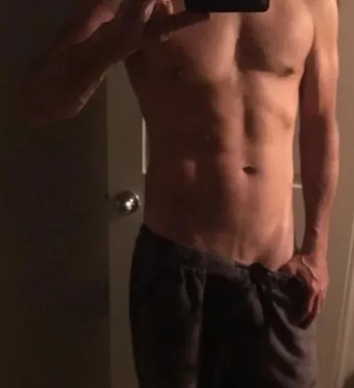 (27M) #Medford/Ashland : Clean, fun, friendly & laid back looking for a FWB m4f or m4mf
