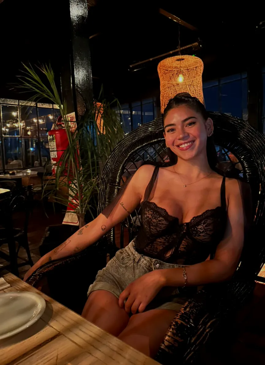 Am I hot on this outfit? F28