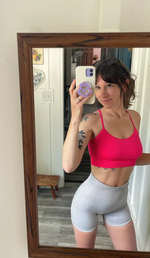 Am I hot with no makeup and natural hair 32F