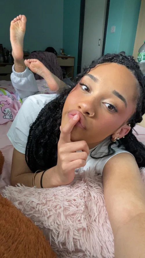 anklet bracelets make feet look extra cute